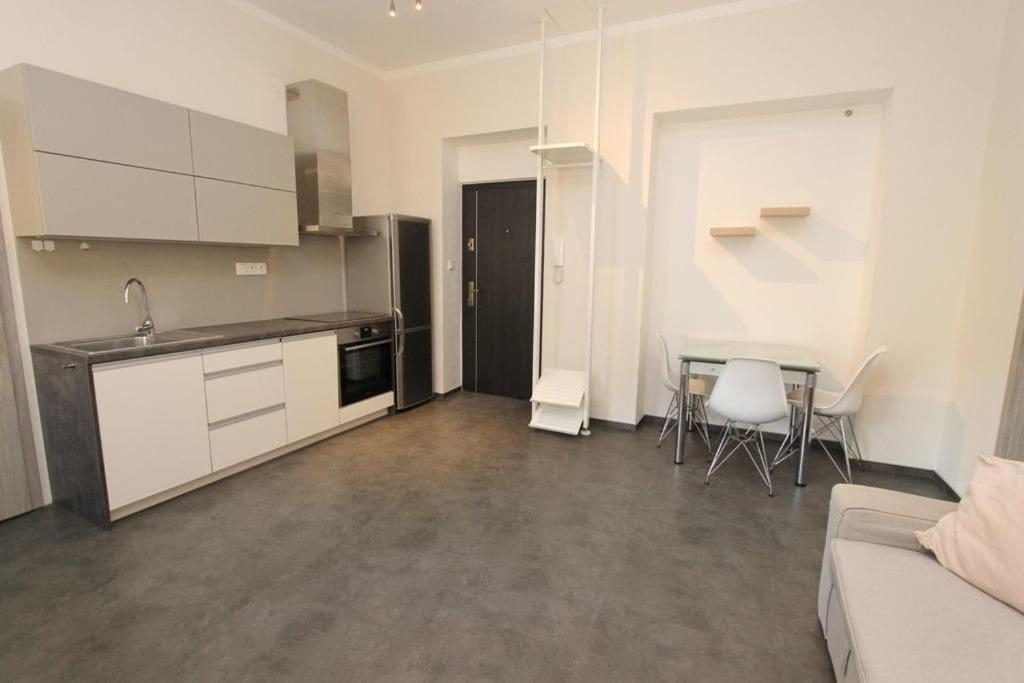 Self Check-in 45m2 Facing Tram Station * Prag